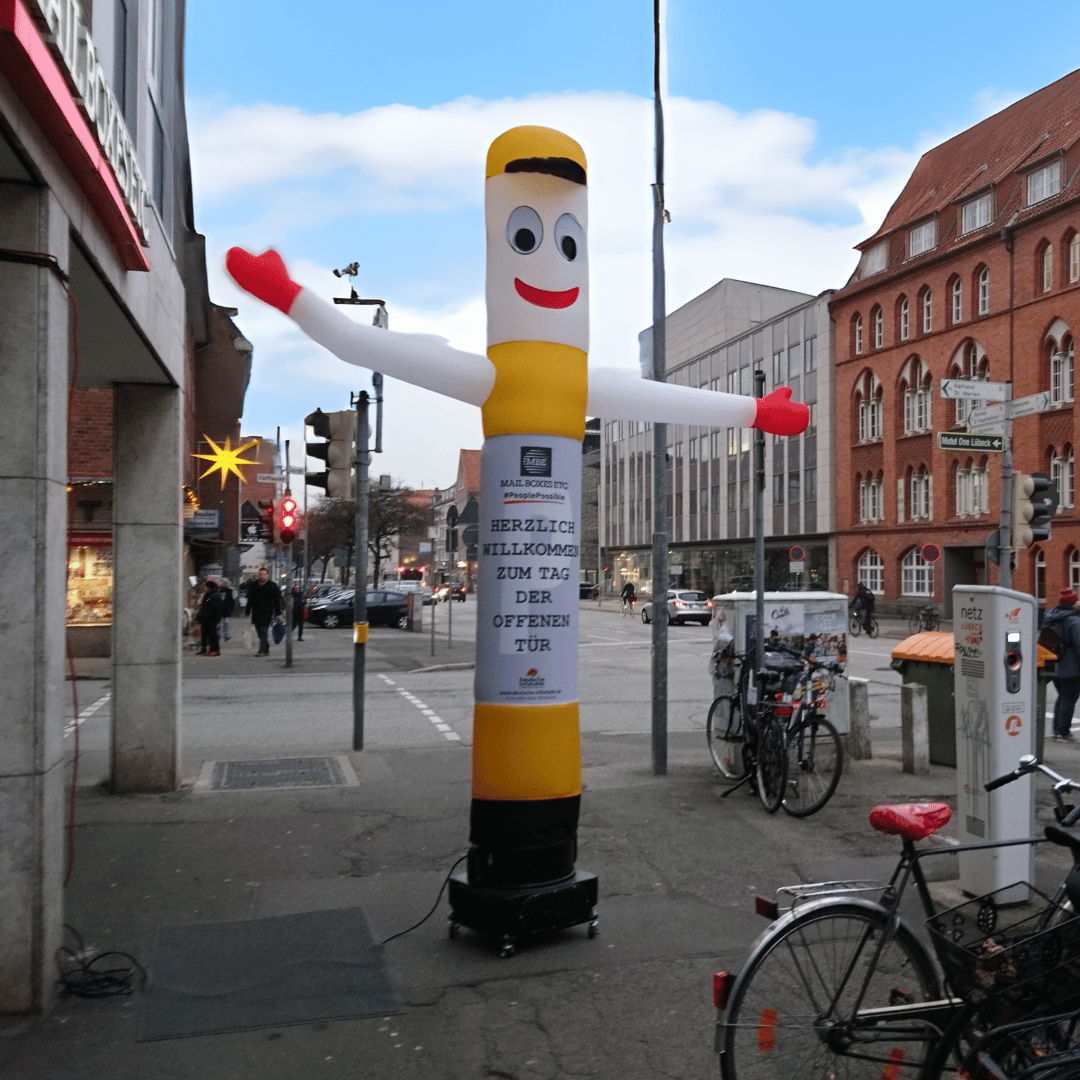 🎉 Meet our cheerful inflatable waving buddy!