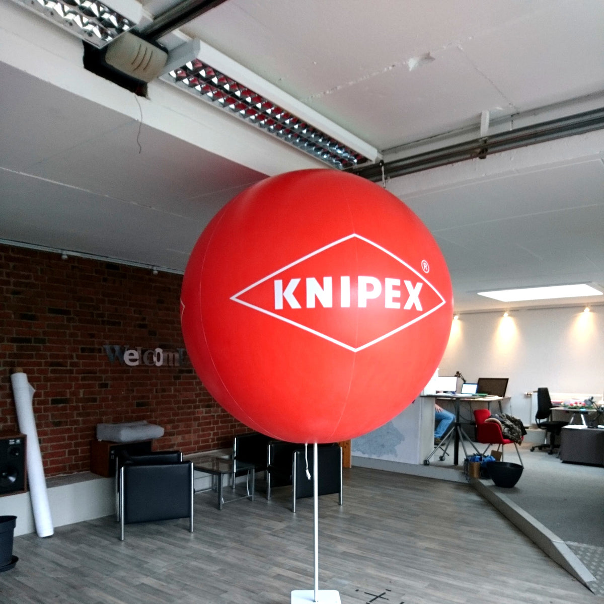 Advertising balloon with stand height 4.5 m (15 ft) max for indoor use Inflatable24.com by Inflatable24.com