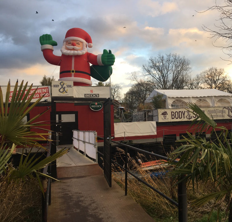 Giant Santa Inflatable Deutsche Inflatable by Inflatable24.com